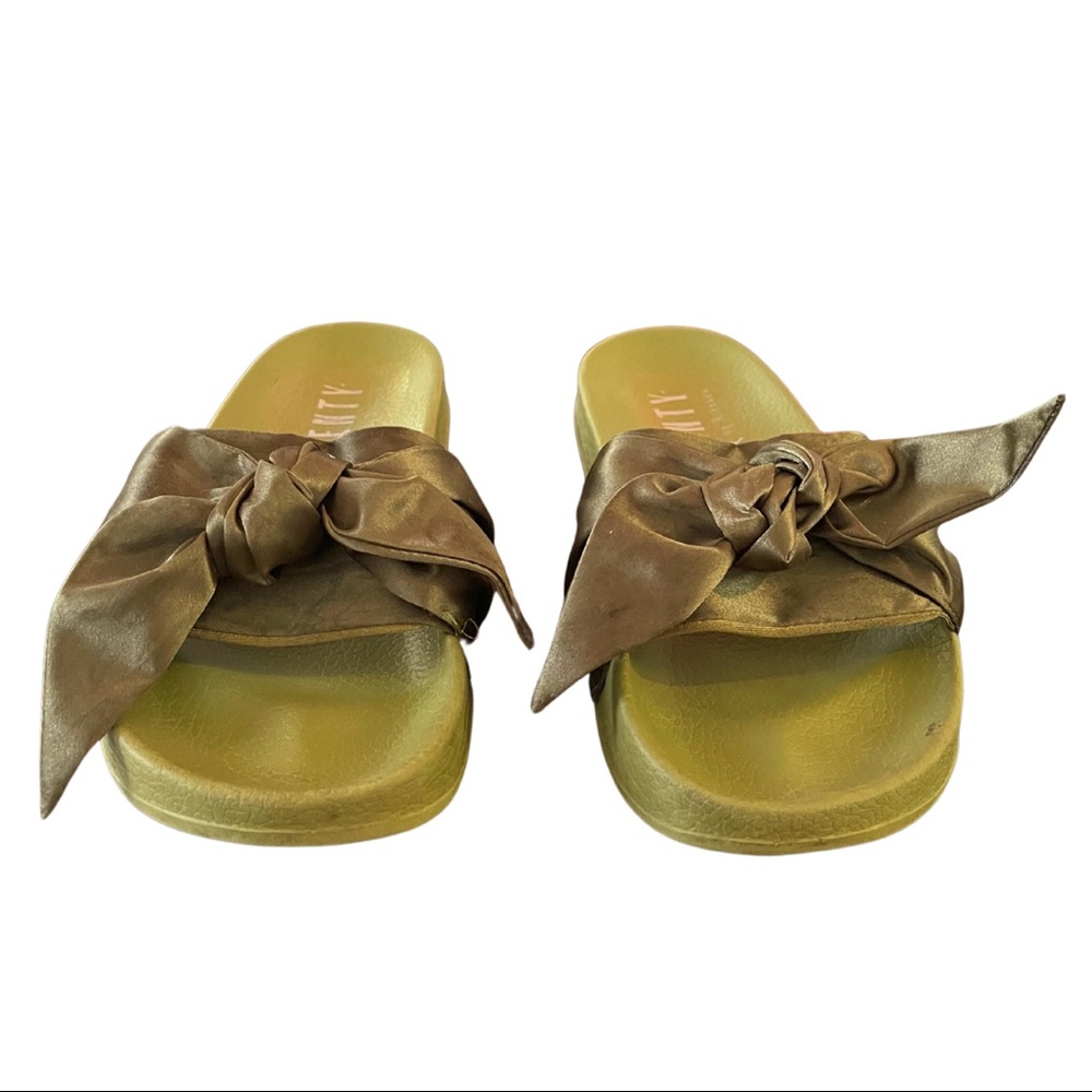 Fenty slippers - Picture 1 of 4